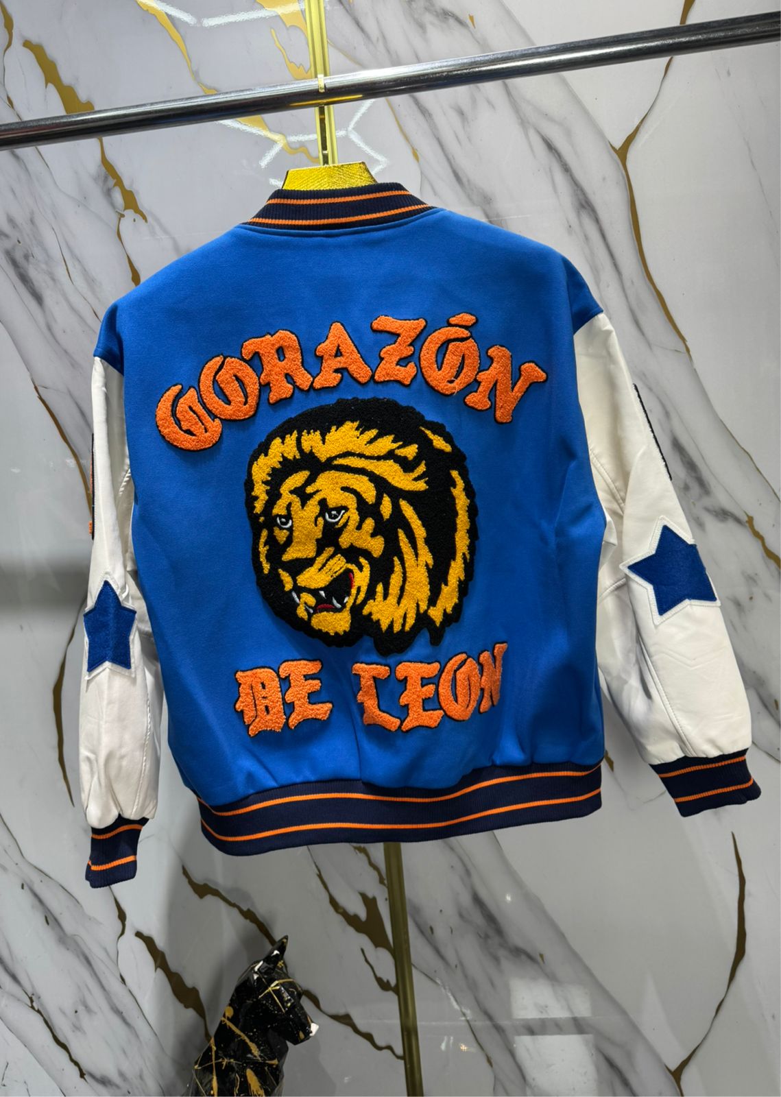 Chaqueta varsity o tipo universitaria de estilo retro deportivo
