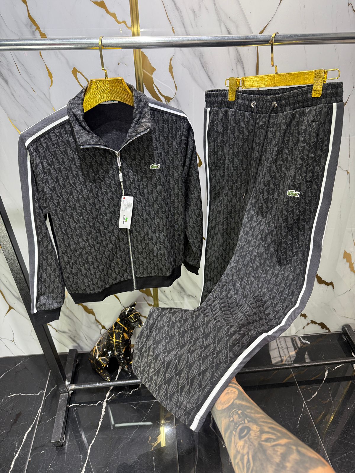 chándal estampado completo (chaqueta y pantalón) Marca Lacoste
