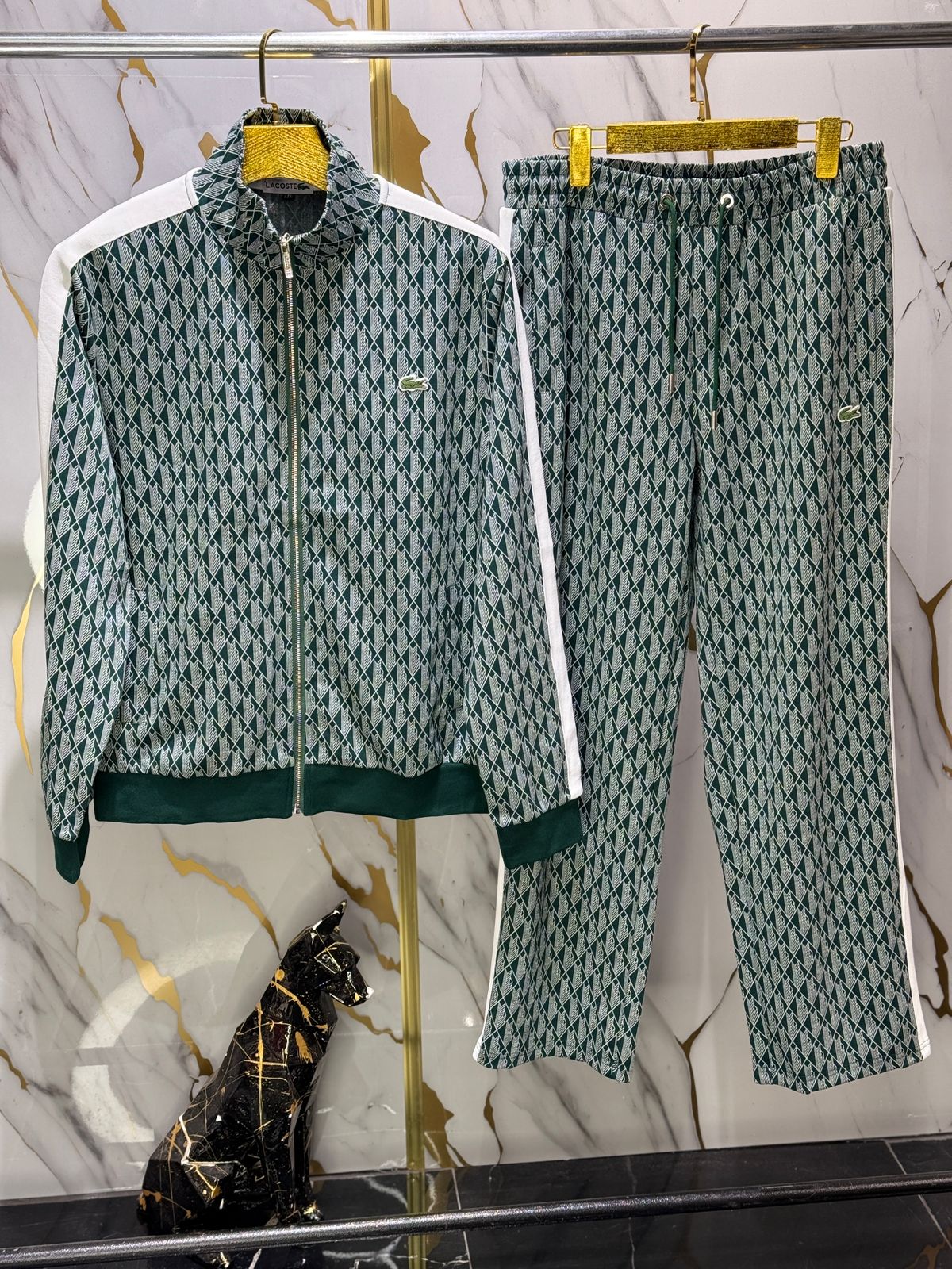 chándal estampado completo (chaqueta y pantalón) Marca Lacoste