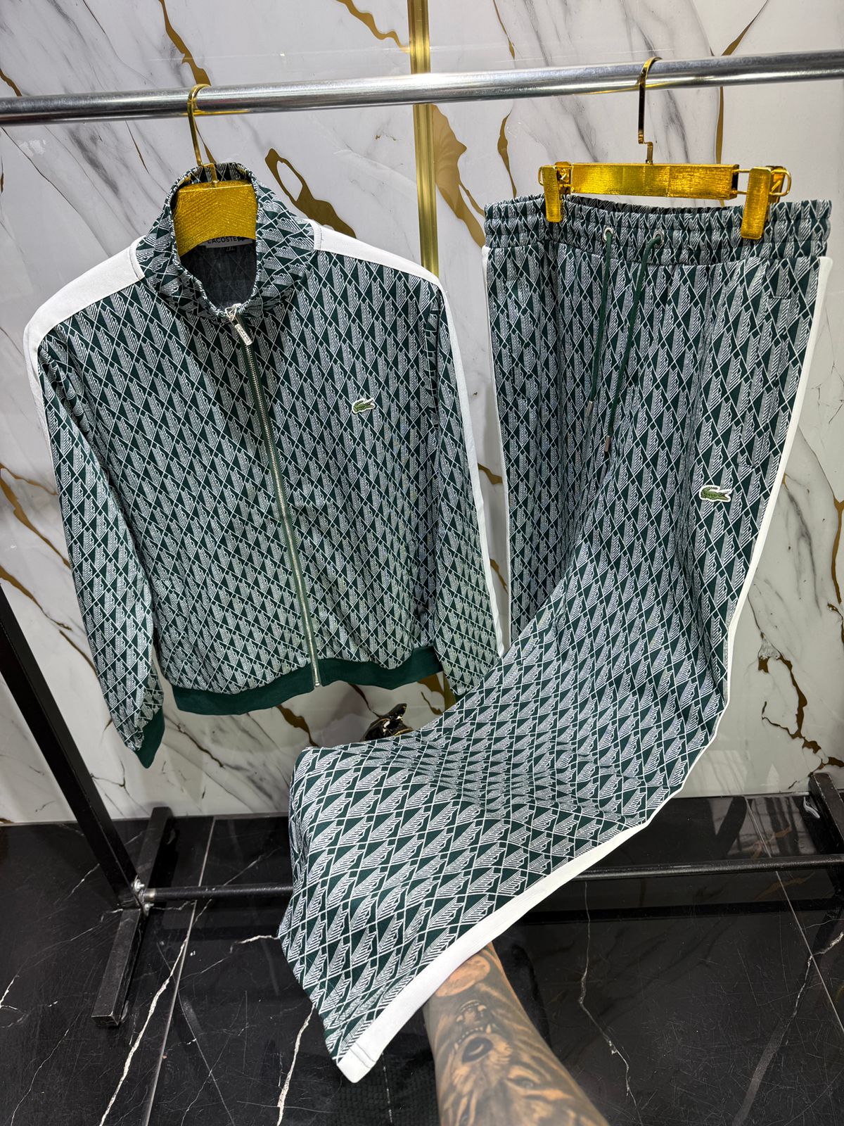 chándal estampado completo (chaqueta y pantalón) Marca Lacoste