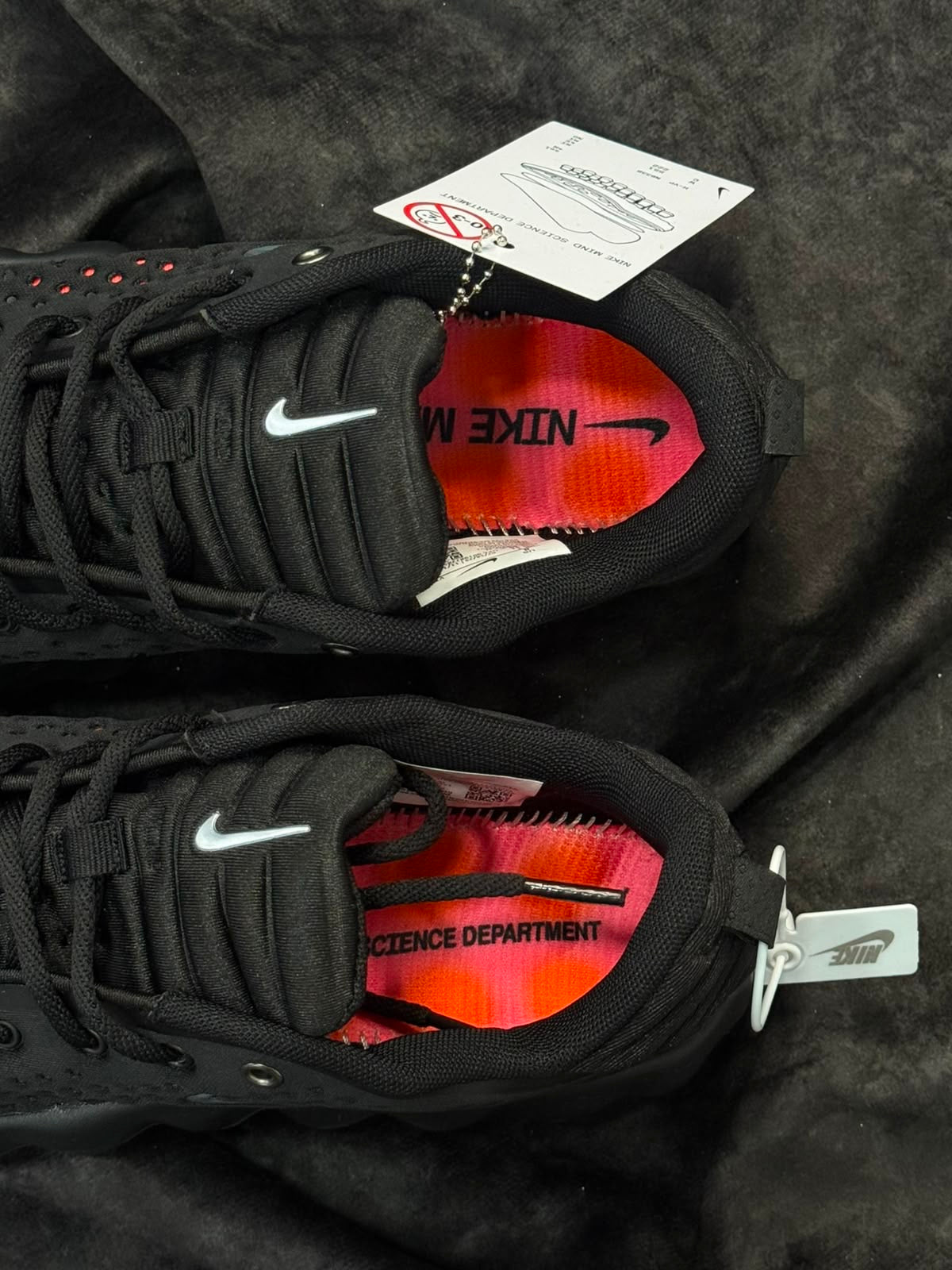 Nike Mind 002 en color negro con acentos naranja hiper carmesí