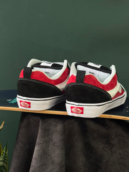 Vans modelo Knu Skool en color negro y rojo