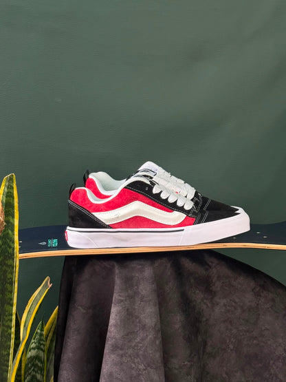 Vans modelo Knu Skool en color negro y rojo