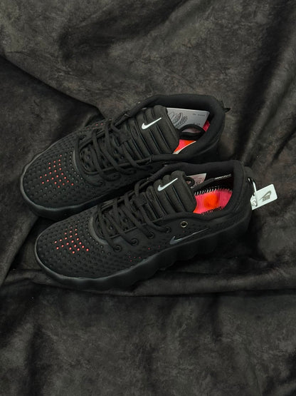 Nike Mind 002 en color negro con acentos naranja hiper carmesí