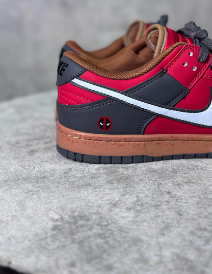 Nike Dunk "Deadpool"