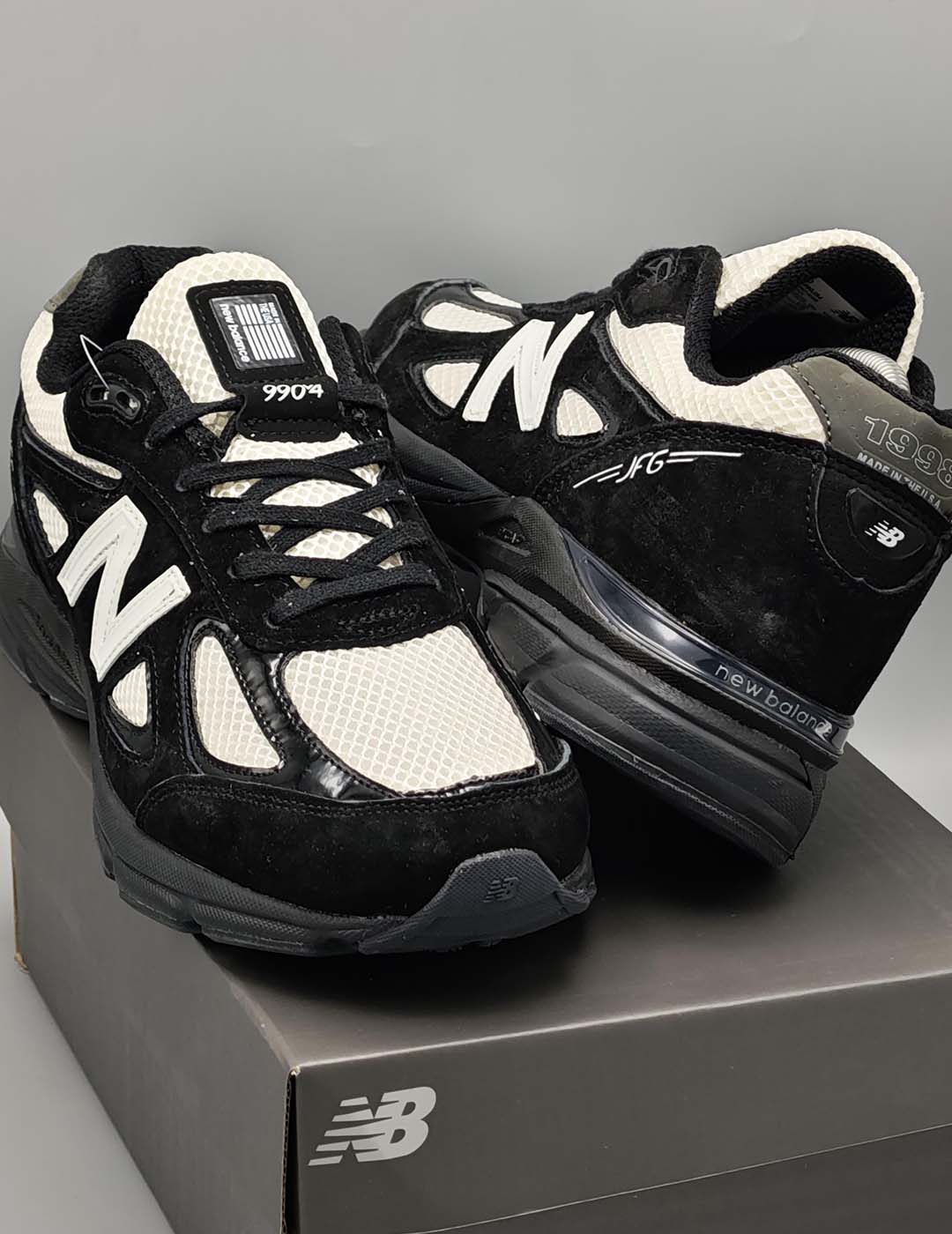 New Balance 990v4