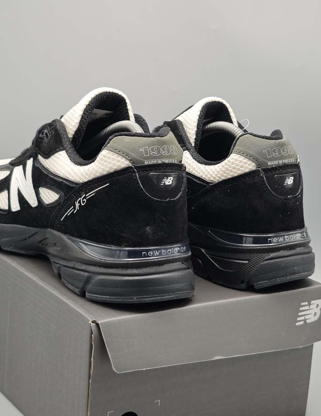 New Balance 990v4