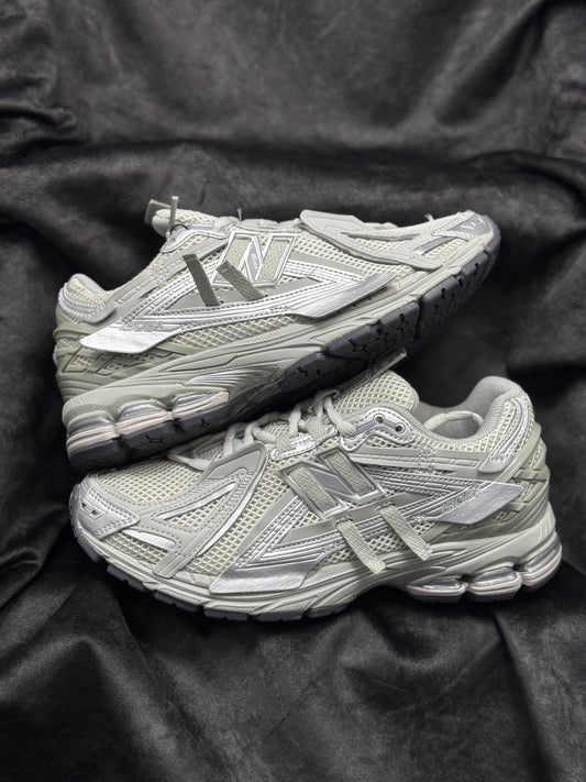 New Balance 2002R,