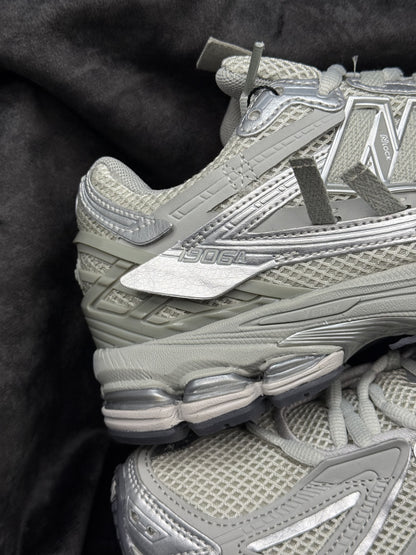 New Balance 2002R,