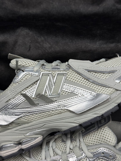 New Balance 2002R,