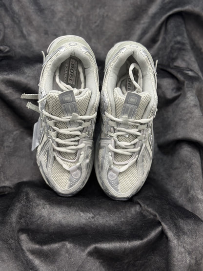 New Balance 2002R,