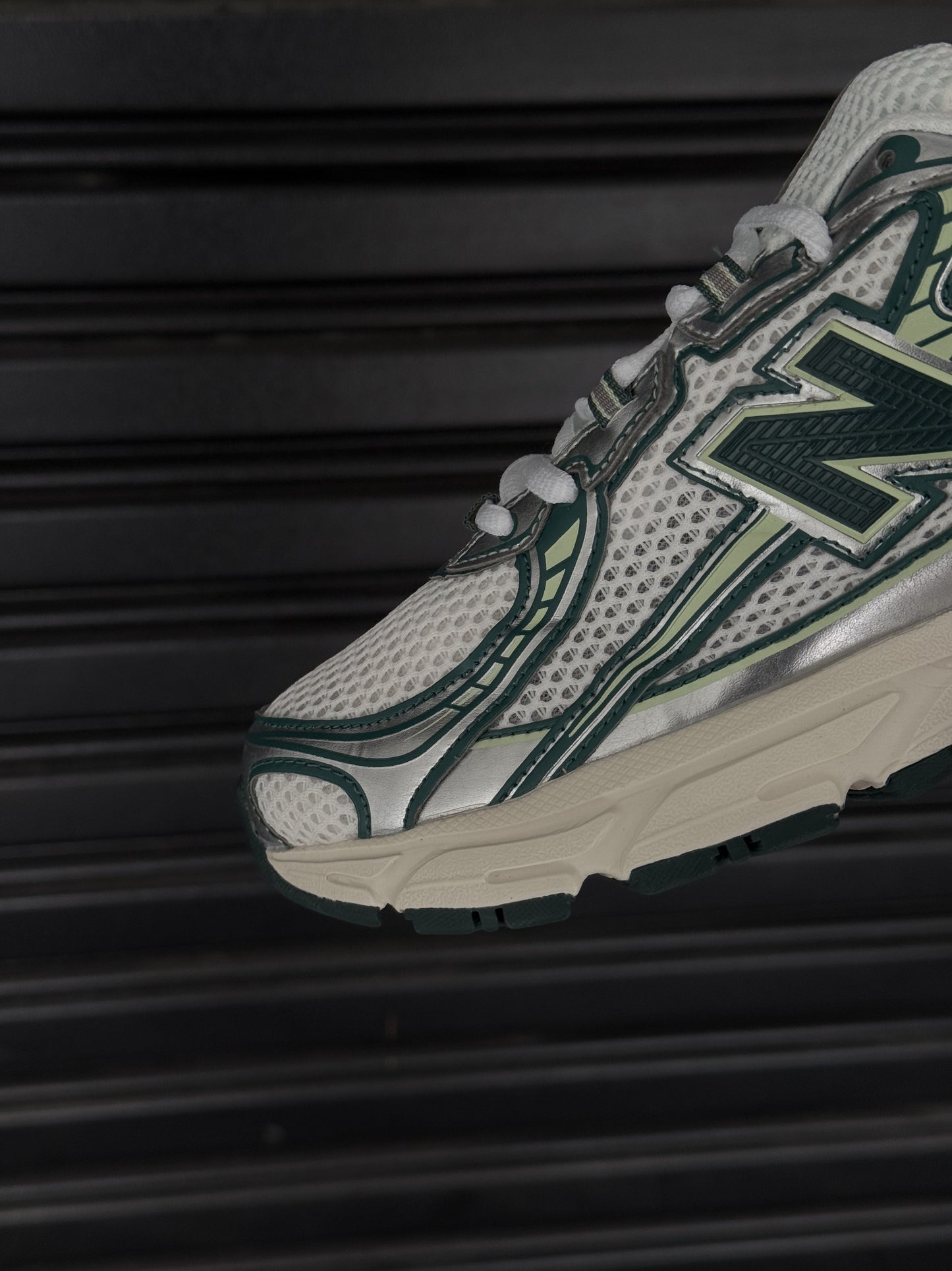 New Balance 725 Green Edition – Estilo Retro Futurista