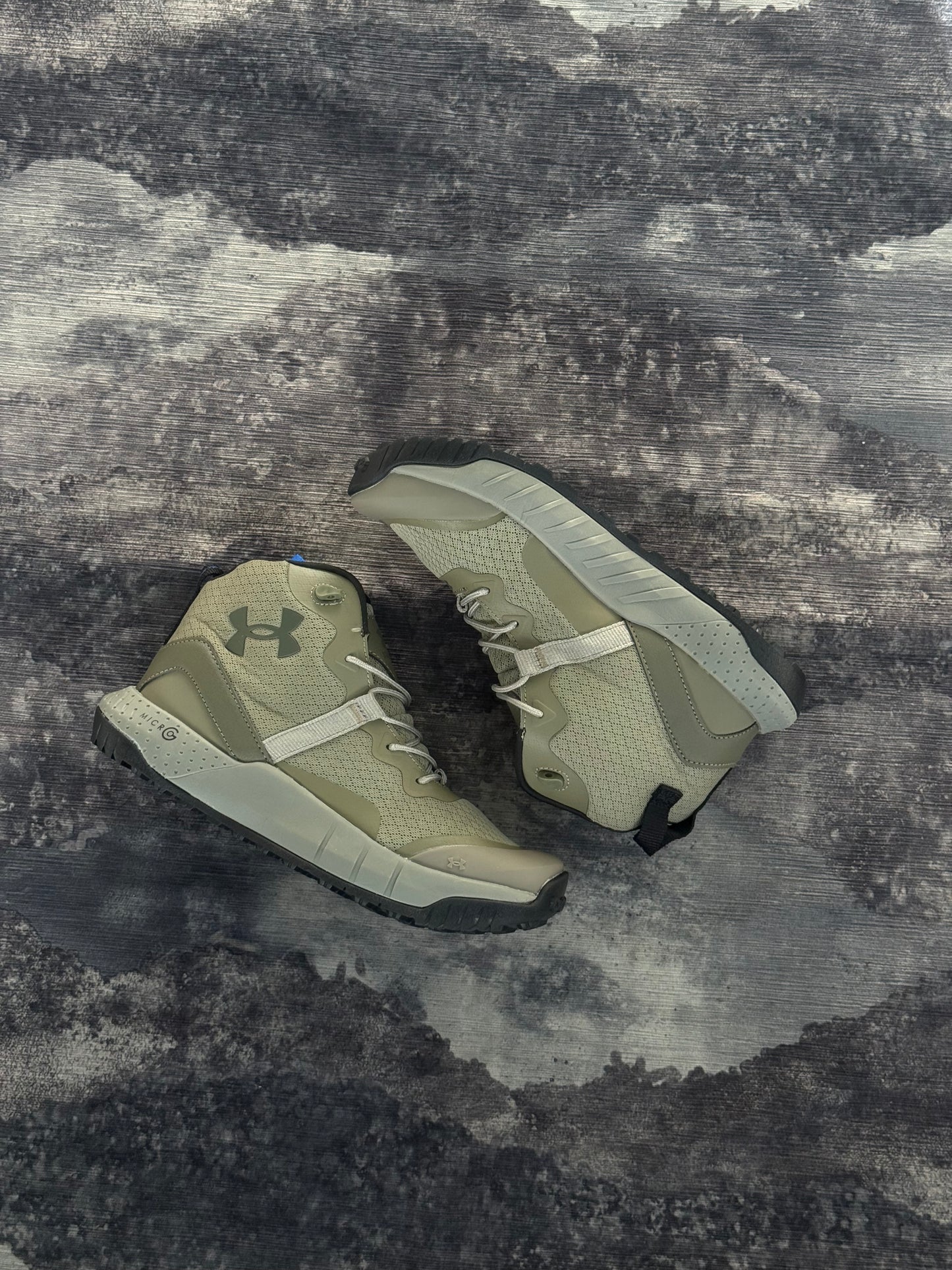 Under Armour Micro G Valsetz Mid en color verde militar