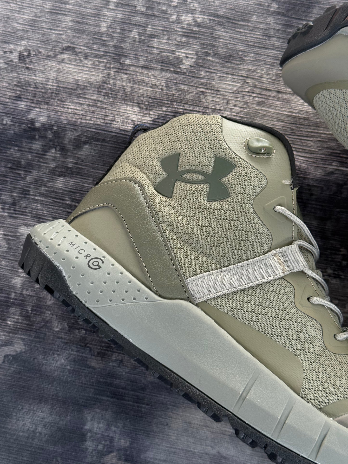 Under Armour Micro G Valsetz Mid en color verde militar