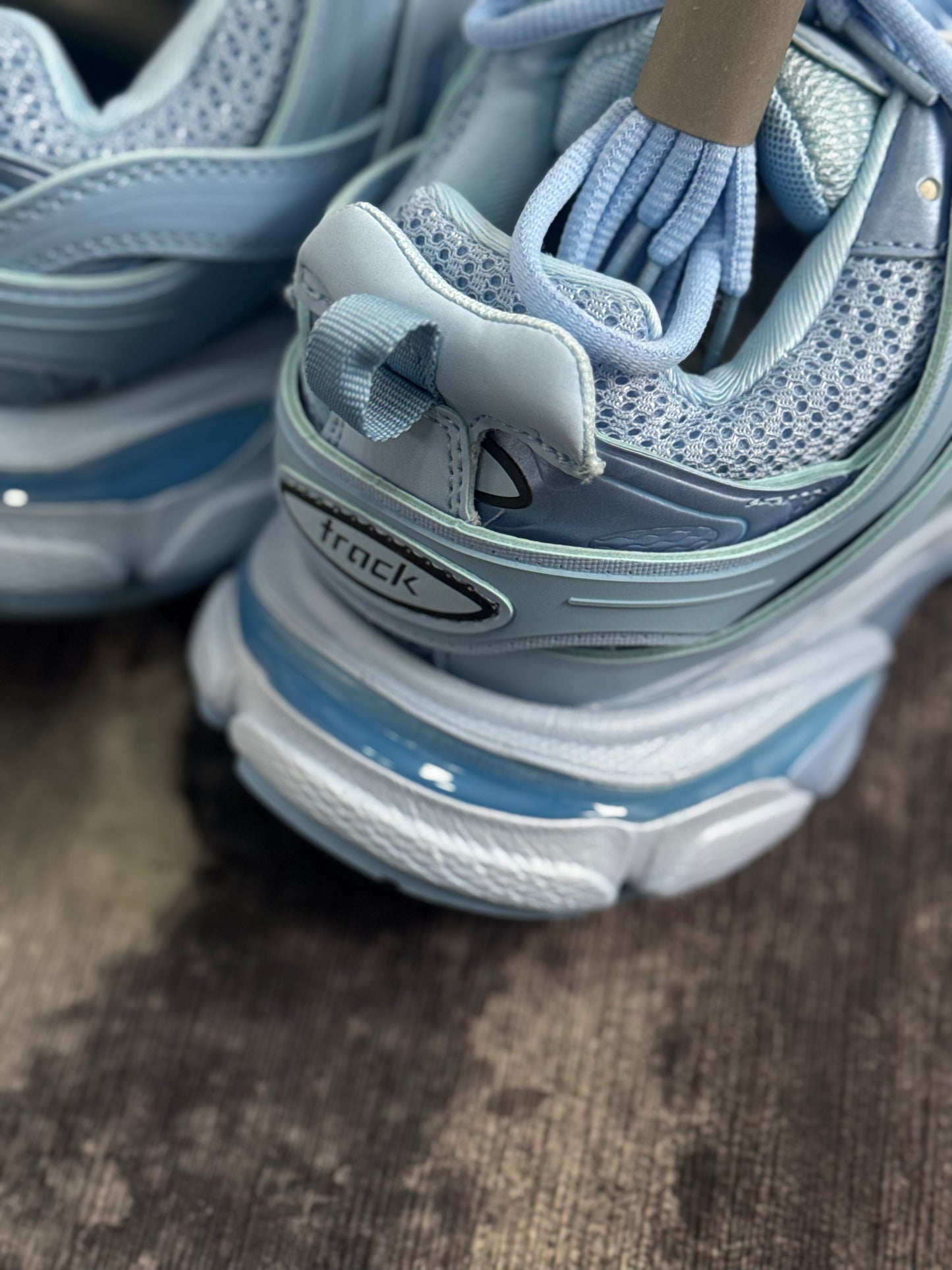 Balenciaga Track en color azul claro