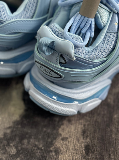 Balenciaga Track en color azul claro