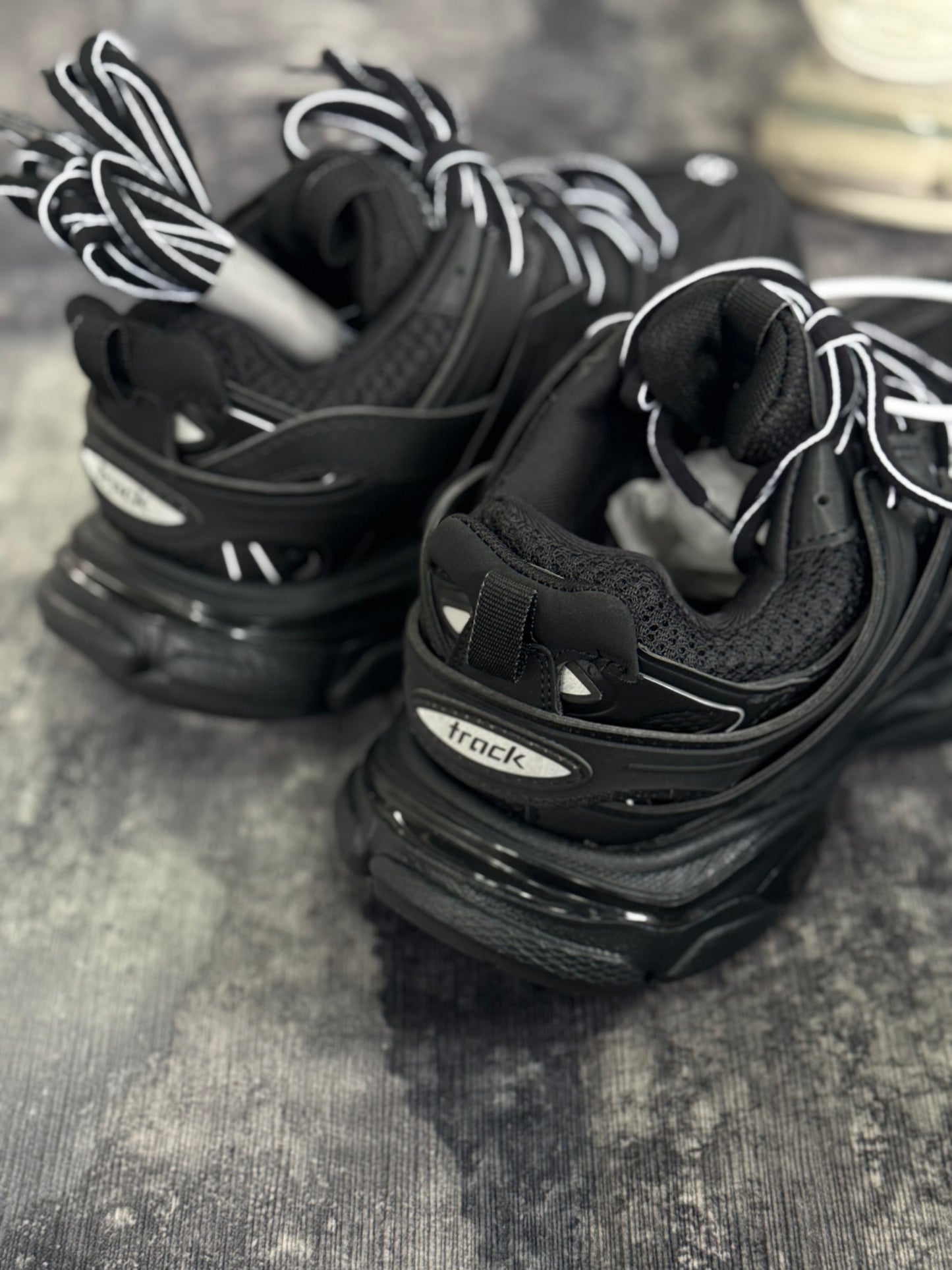 Balenciaga Track color negro con detalles blancos
