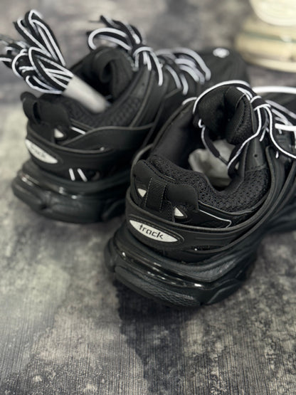Balenciaga Track color negro con detalles blancos