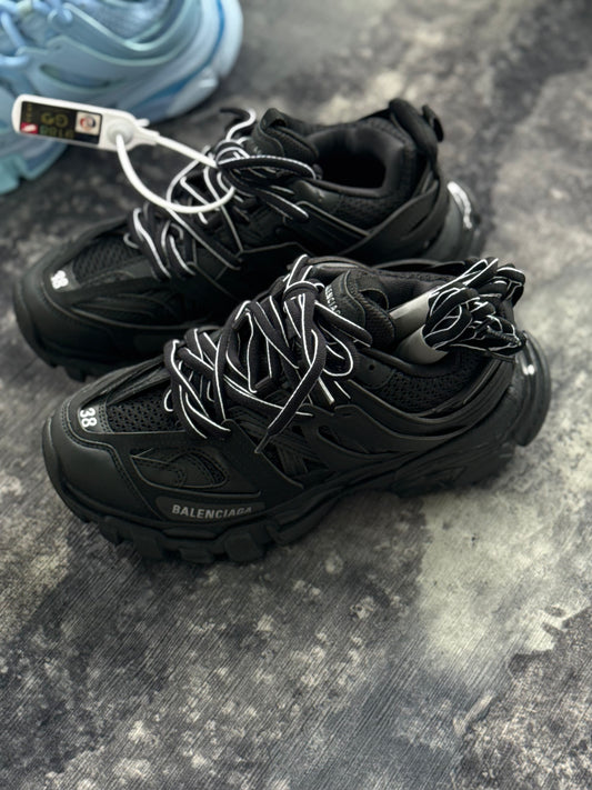 Balenciaga Track color negro con detalles blancos