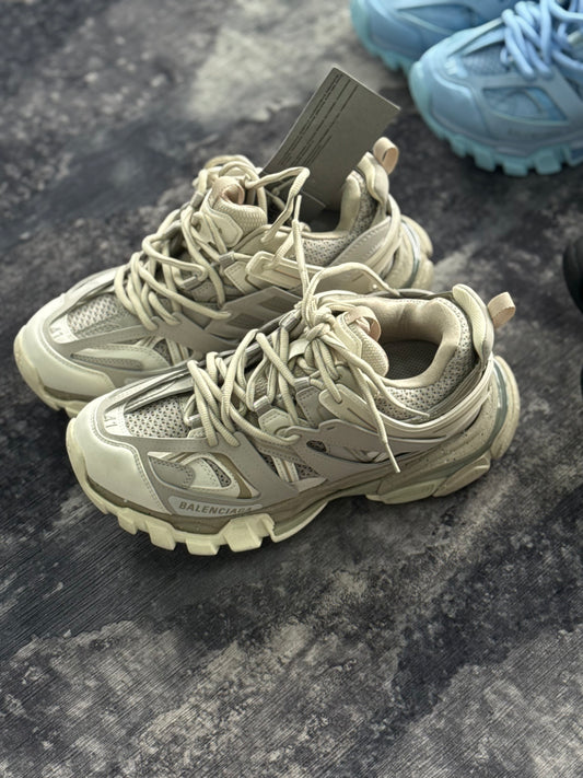 Balenciaga Track en color beige
