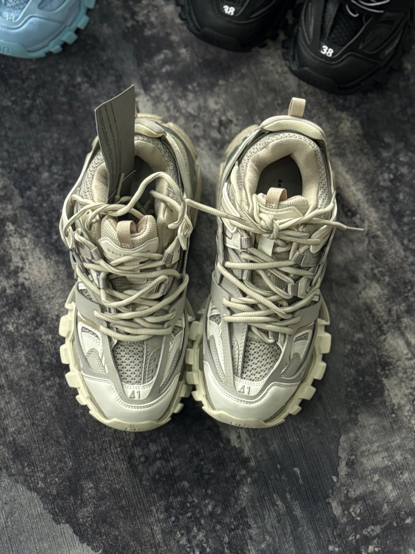 Balenciaga Track en color beige