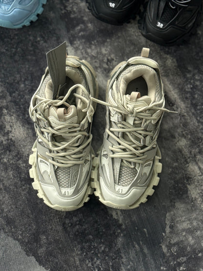 Balenciaga Track en color beige