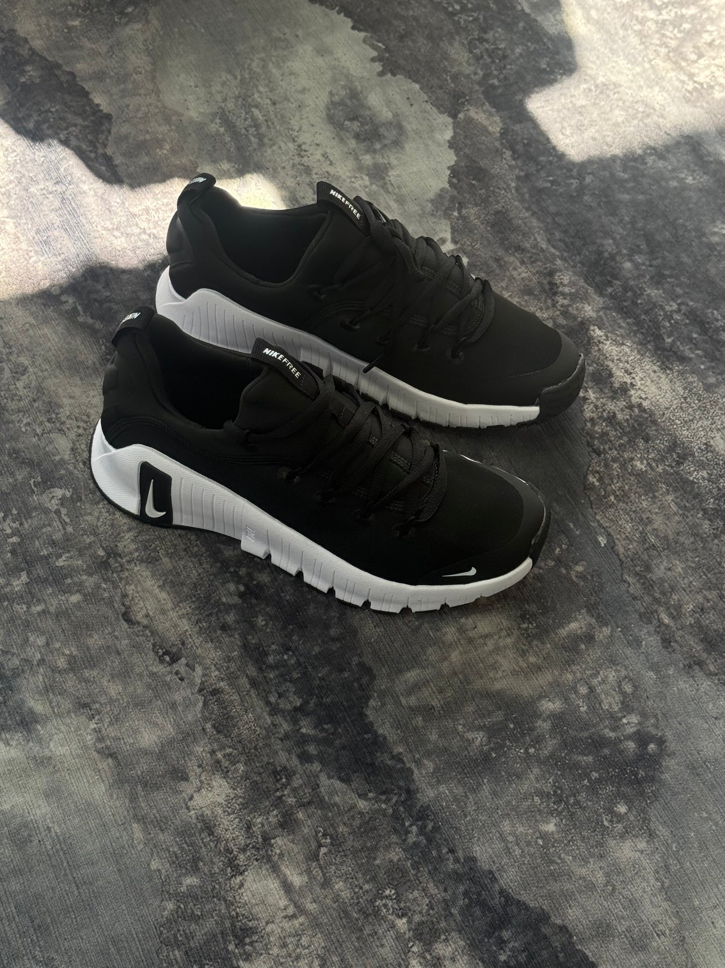 Nike Free Metcon 6 de color negro y blanco