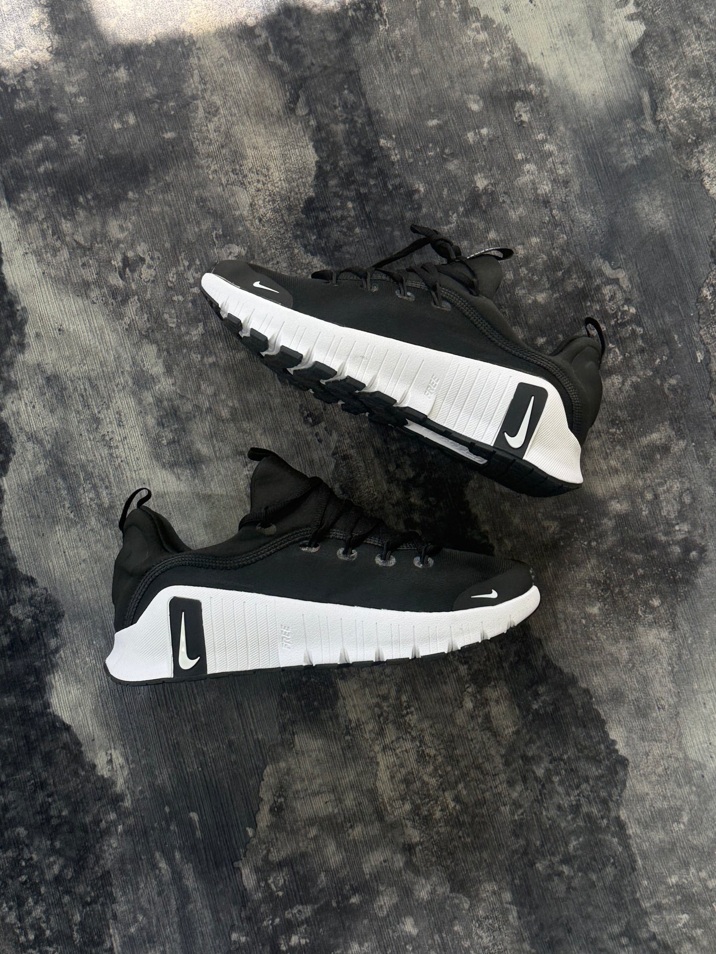 Nike Free Metcon 6 de color negro y blanco