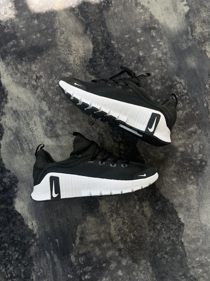 Nike Free Metcon 6 de color negro y blanco