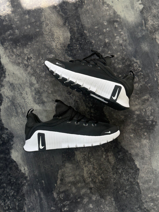 Nike Free Metcon 6 de color negro y blanco