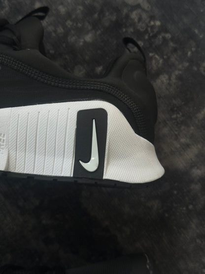 Nike Free Metcon 6 de color negro y blanco