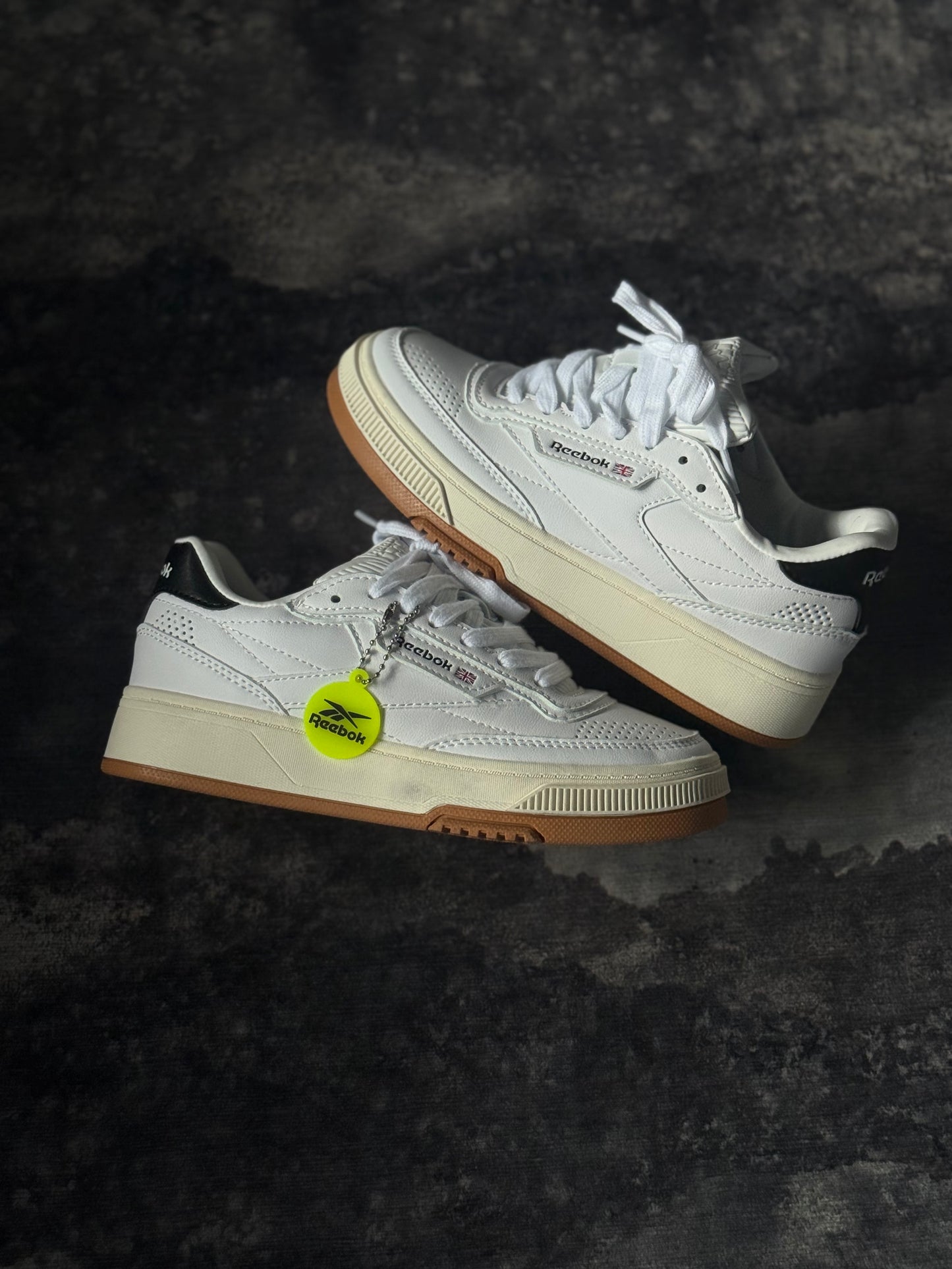 Reebok Club C LTD blancos con suela de goma