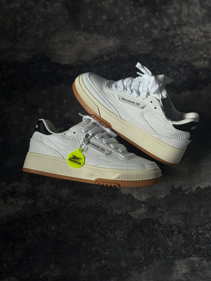 Reebok Club C LTD blancos con suela de goma