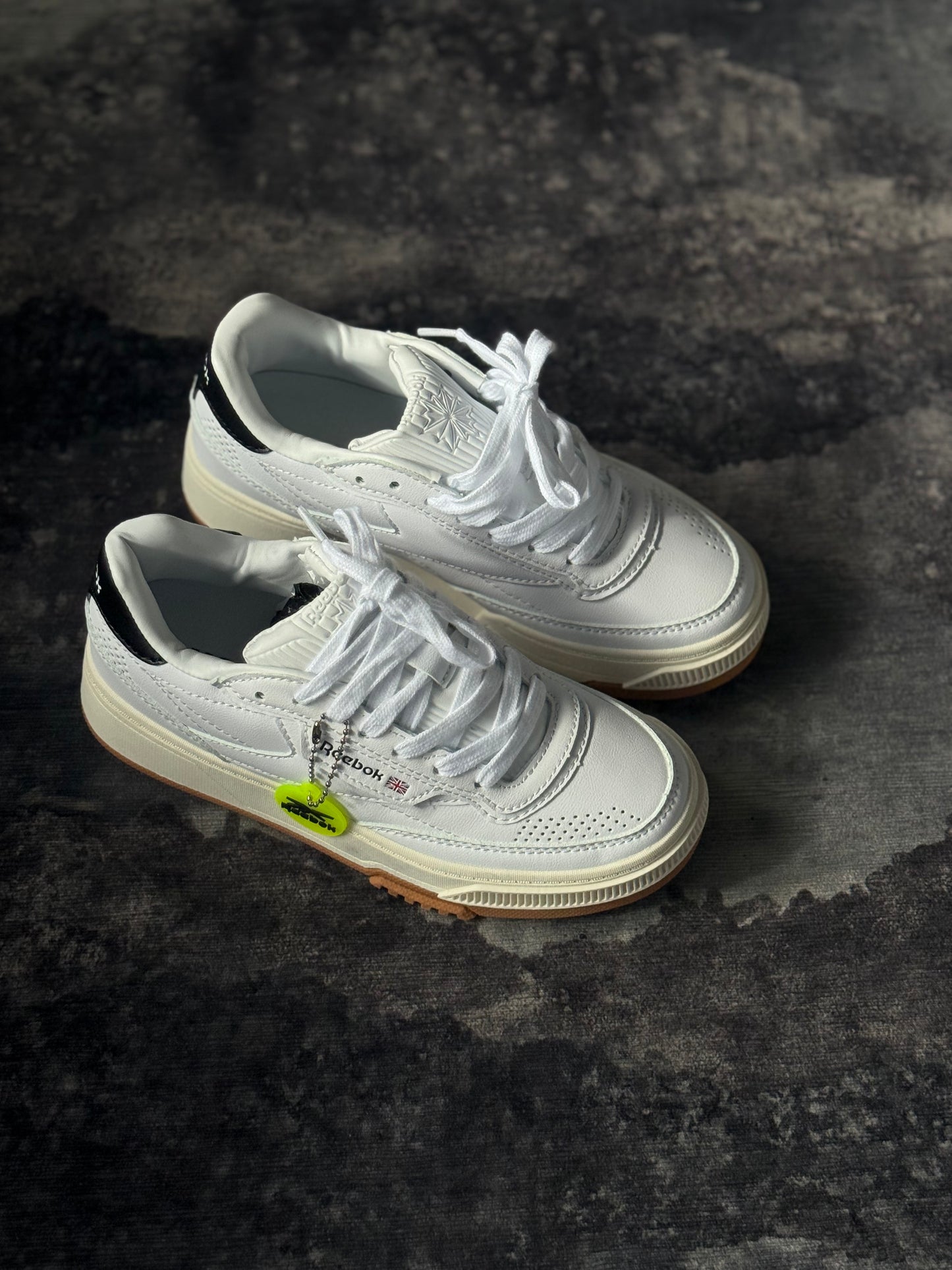 Reebok Club C LTD blancos con suela de goma
