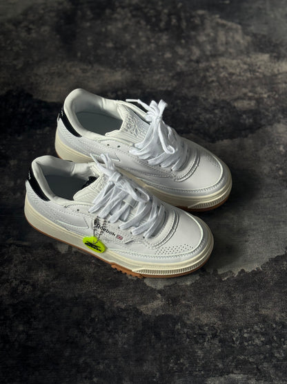 Reebok Club C LTD blancos con suela de goma