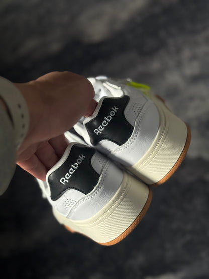 Reebok Club C LTD blancos con suela de goma