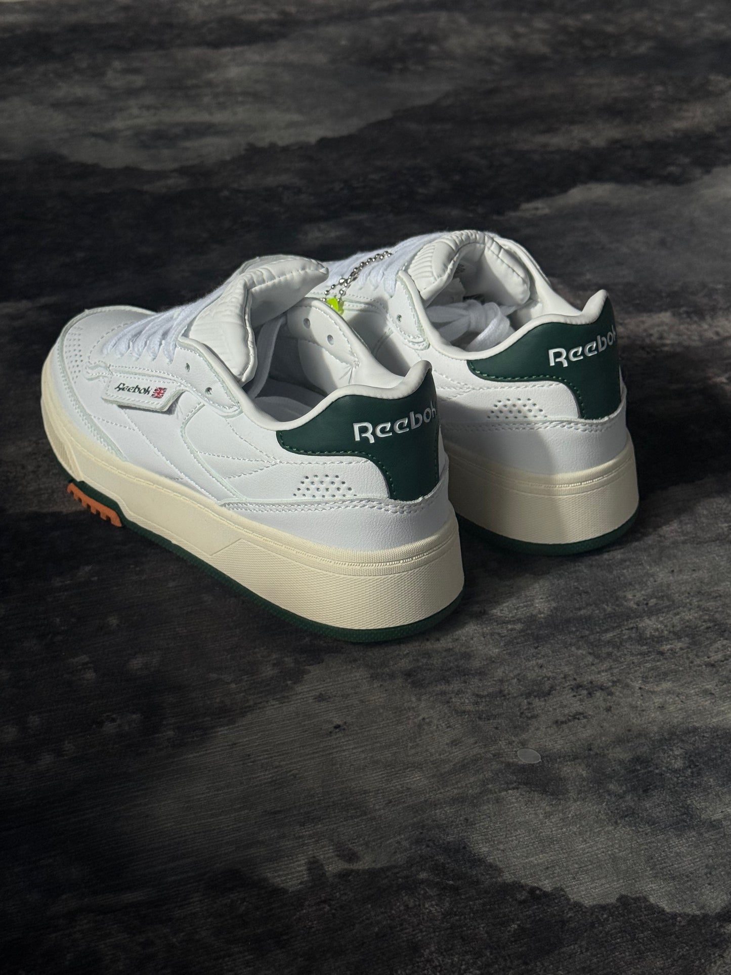 Reebok LTD Club C cuentan con una parte superior de cuero blanco marfil y detalles en verde oscuro en el talón.