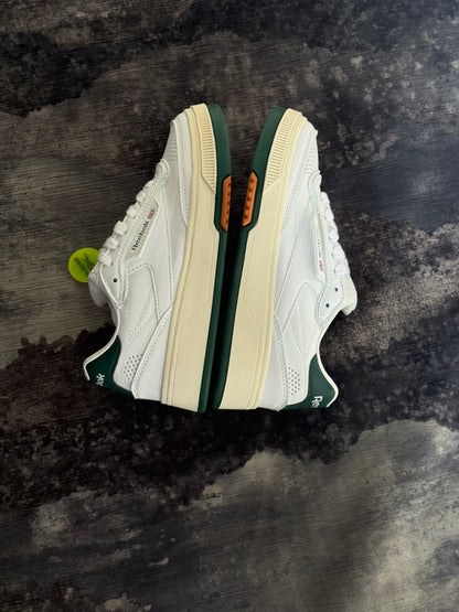 Reebok LTD Club C cuentan con una parte superior de cuero blanco marfil y detalles en verde oscuro en el talón.