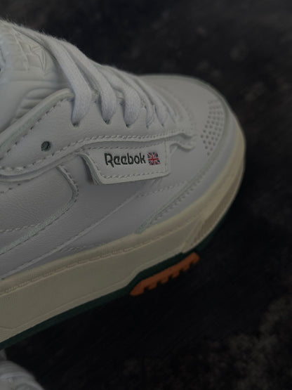 Reebok LTD Club C cuentan con una parte superior de cuero blanco marfil y detalles en verde oscuro en el talón.