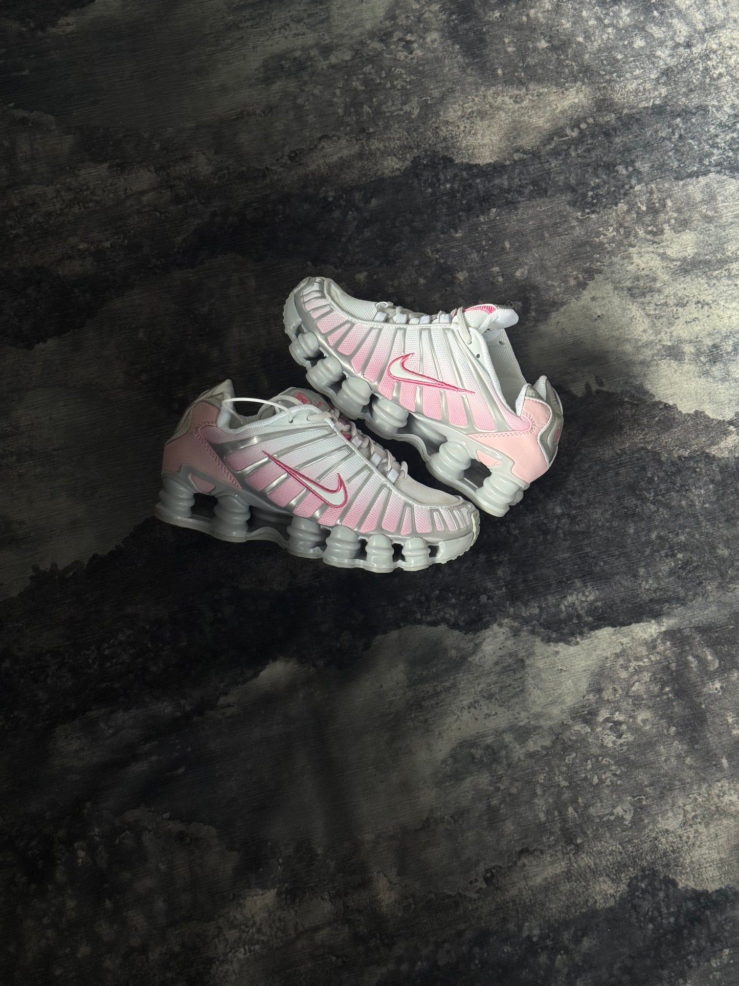 Nike Shox TL en color blanco y rosa