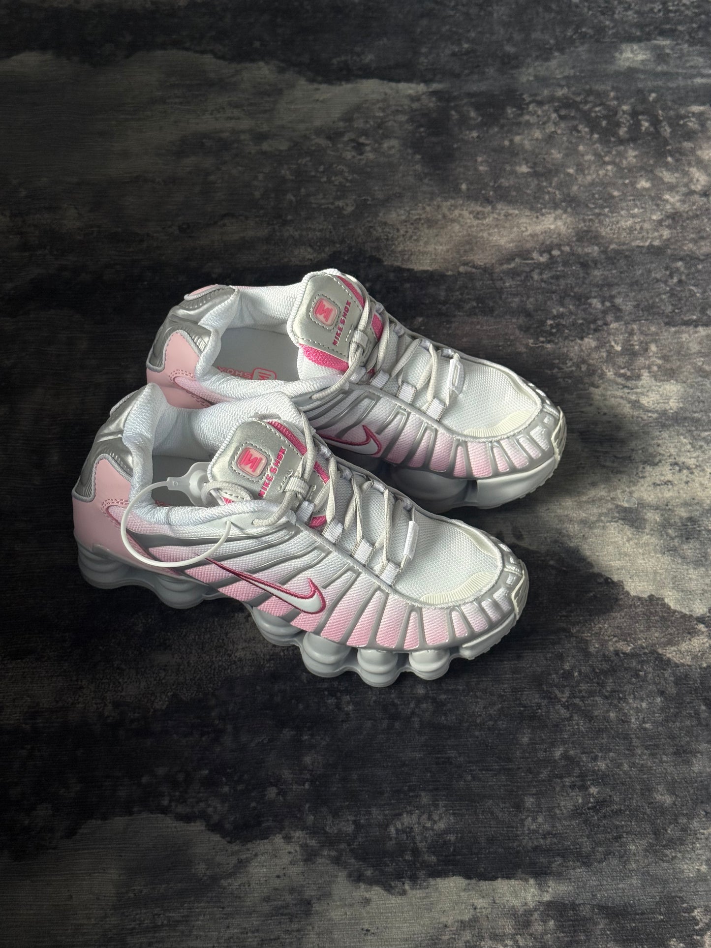 Nike Shox TL en color blanco y rosa