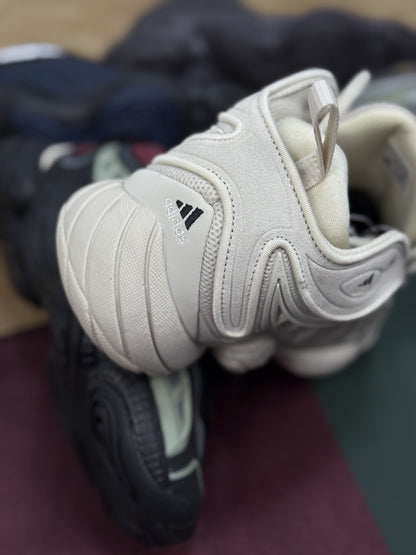 Adidas Ozrah en el colorway core Blancas