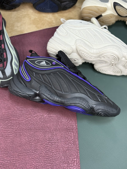 Adidas Ozrah en el colorway Core Black / Bliss Purple / Carbon