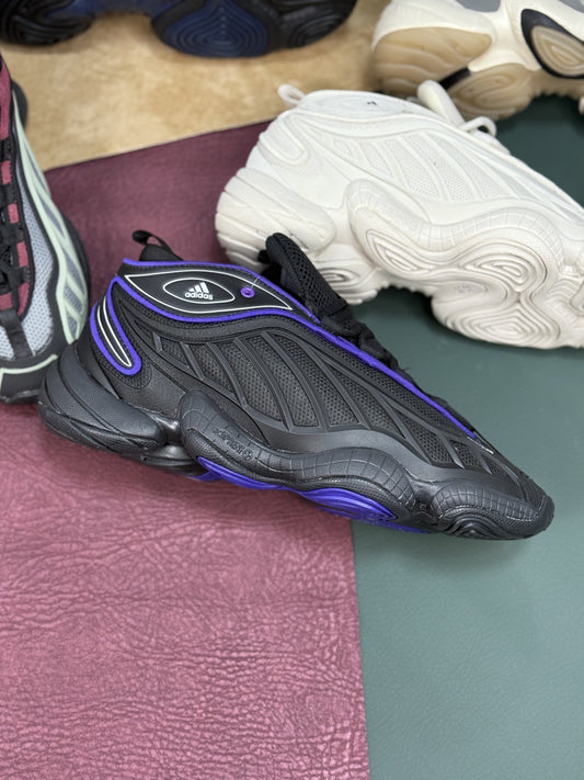 Adidas Ozrah en el colorway Core Black / Bliss Purple / Carbon