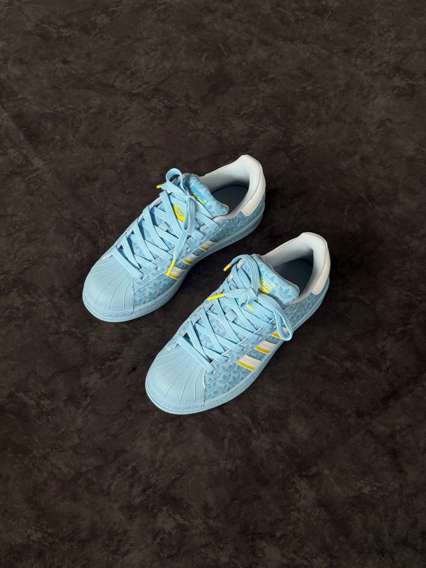 SUPERSTAR ADIDAS ORIGINALS CELESTES CON DETALLES AMARILLOS