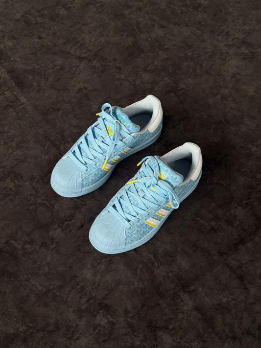 SUPERSTAR ADIDAS ORIGINALS CELESTES CON DETALLES AMARILLOS