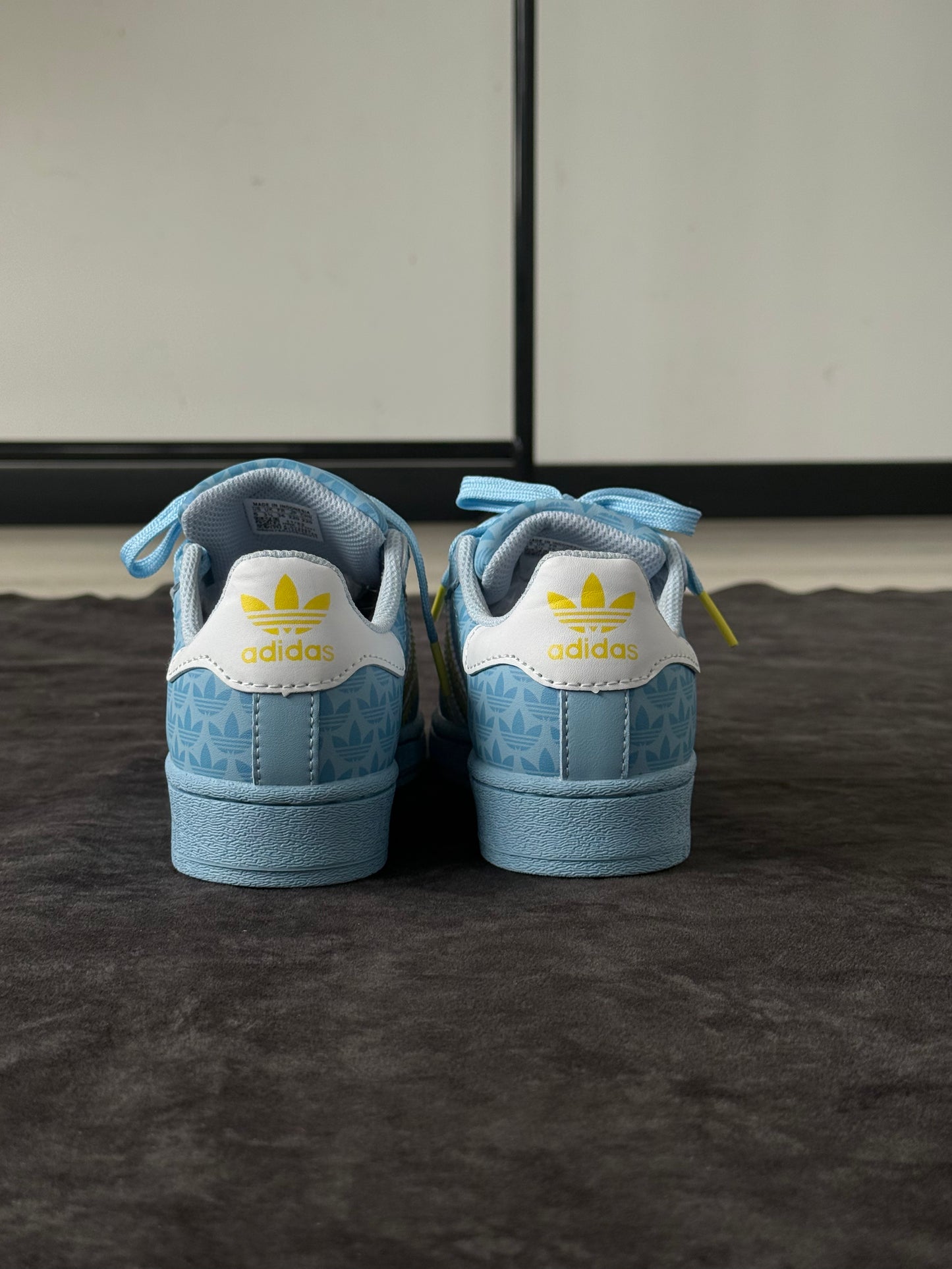 SUPERSTAR ADIDAS ORIGINALS CELESTES CON DETALLES AMARILLOS