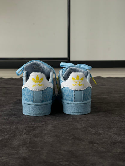 SUPERSTAR ADIDAS ORIGINALS CELESTES CON DETALLES AMARILLOS
