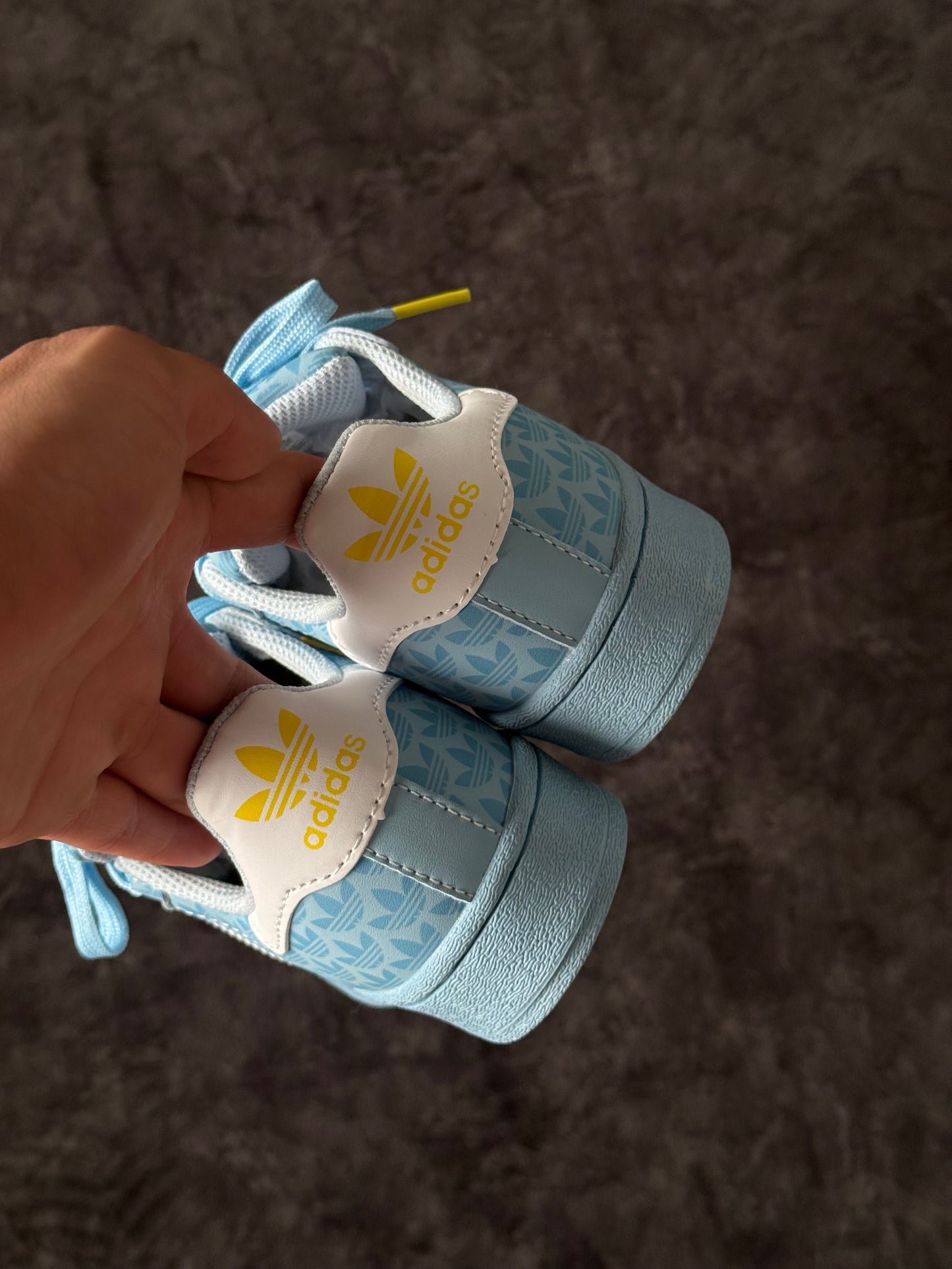 SUPERSTAR ADIDAS ORIGINALS CELESTES CON DETALLES AMARILLOS
