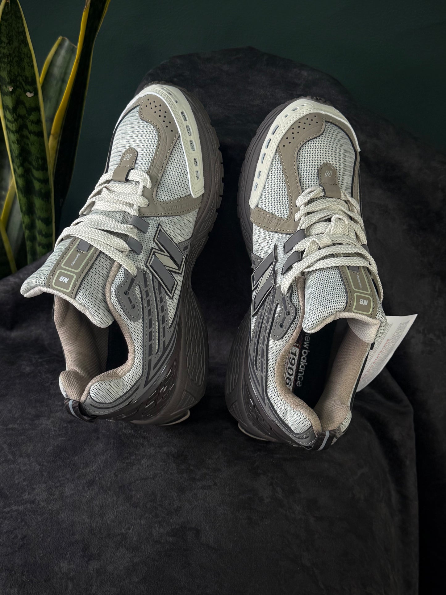 New Balance 1906R en marrón madera y beige/arena oscuro